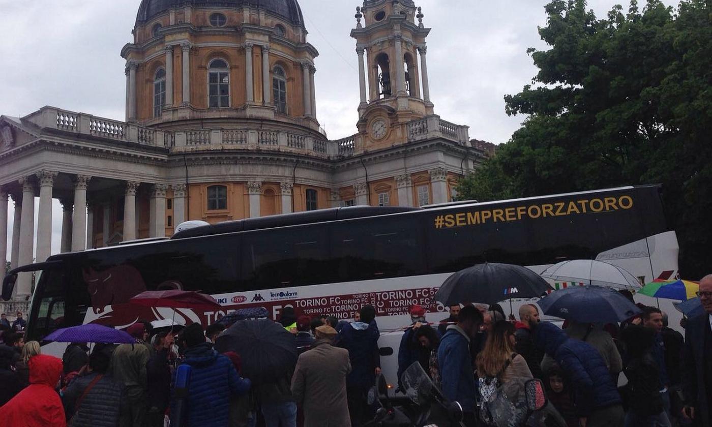 Kabic palleggia da solo in campo durante la commemorazione del Grande Torino: tifosi inferociti