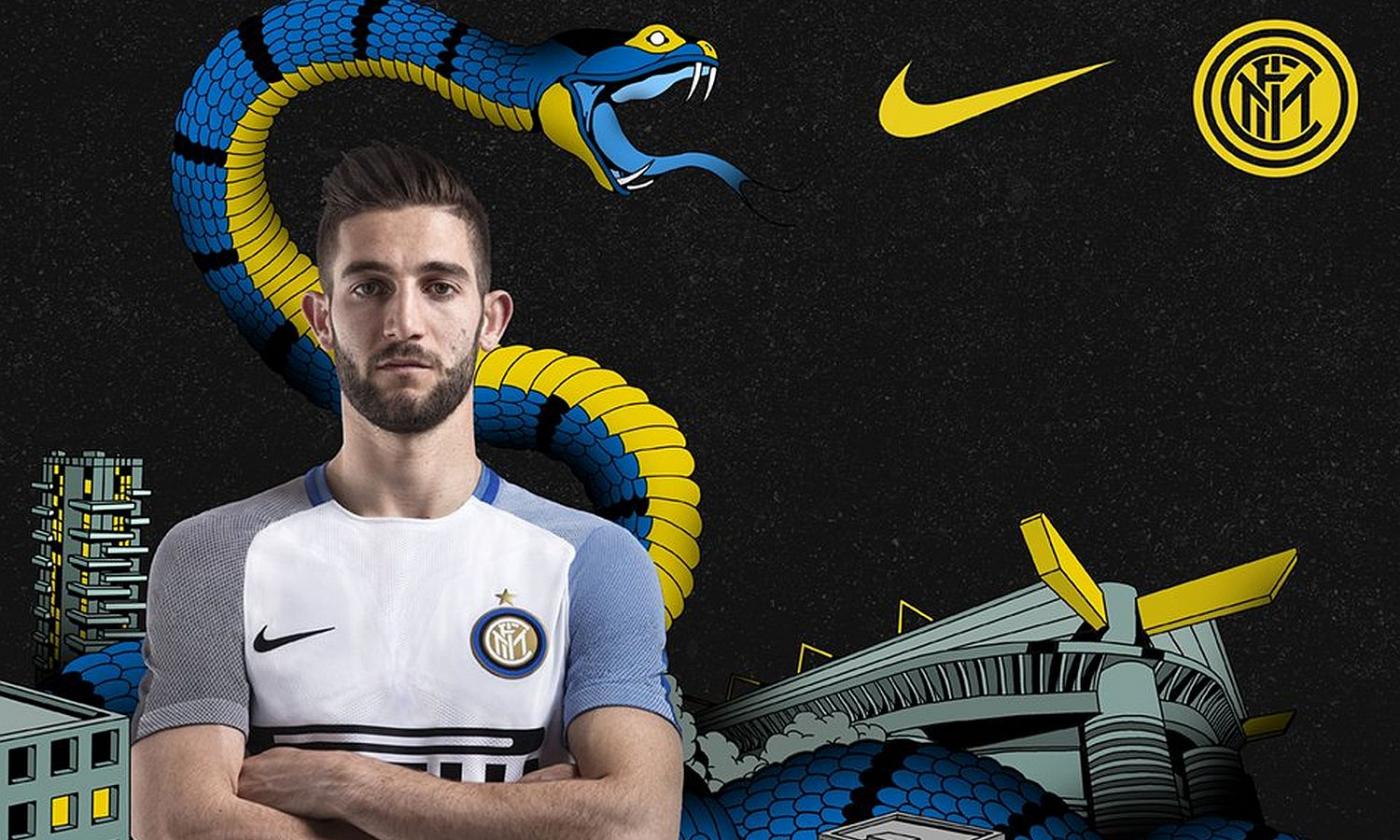 Inter, nero e azzurro su maniche e colletto: ecco la seconda maglia FOTO.