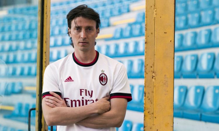 Seconda Maglia AC Milan RICCARDO MONTOLIVO Seconda Maglia AC Milan RICCARDO MONTOLIVO