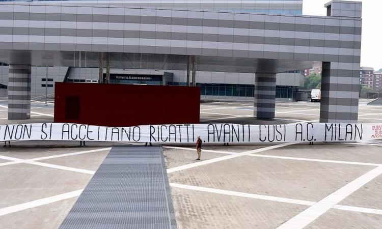 Striscione contro Raiola davanti a Casa Milan FOTO