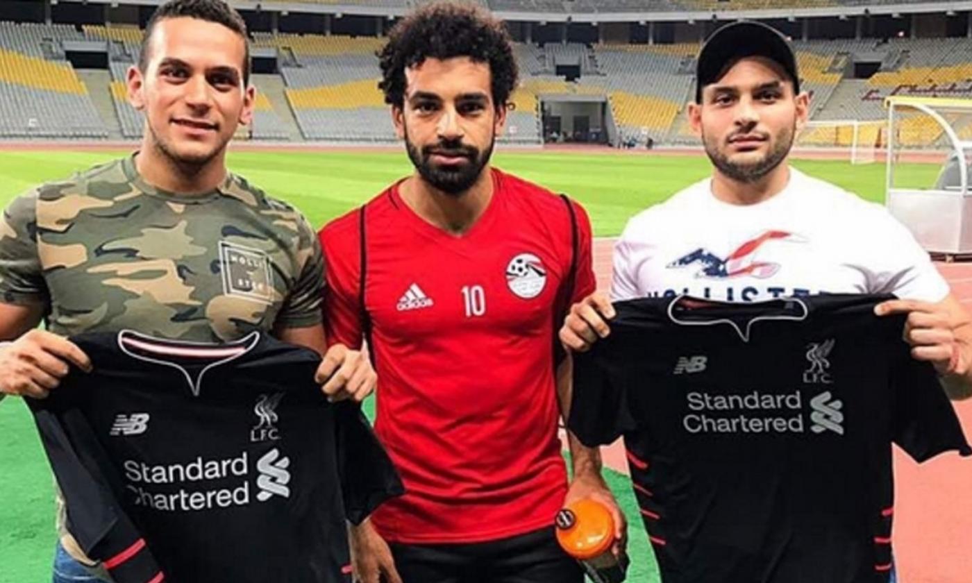 Salah posa con le maglie del Liverpool, ma l'accordo con la Roma non c'è