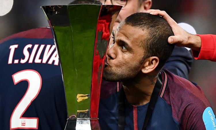 Dani Alves, nuovo look da ridere VIDEO