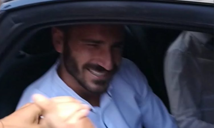 Bonucci fuori da Casa Milan. I tifosi rossoneri: 'Chi non salta bianconero è'