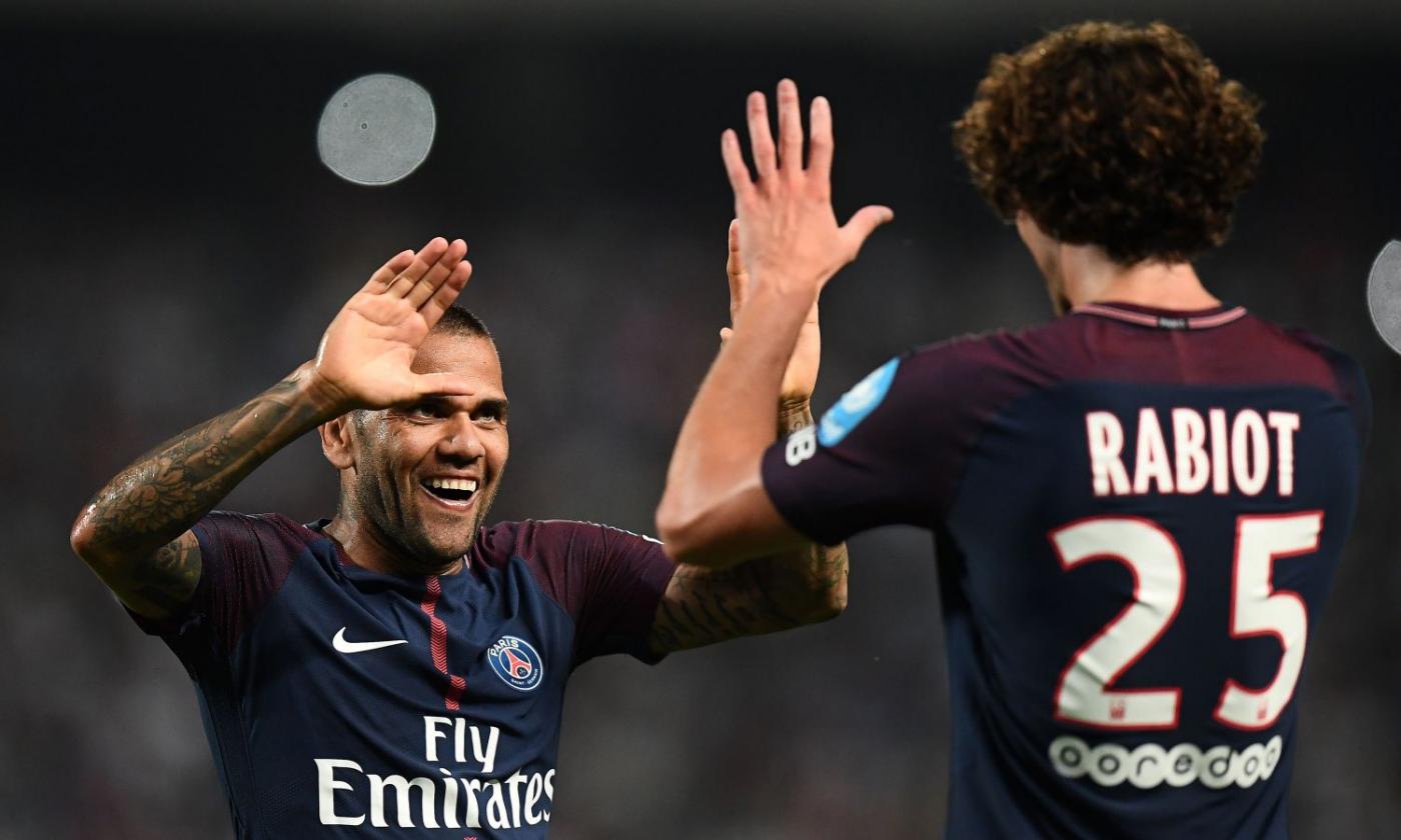 Dani Alves chiama Neymar al PSG: 'Lo sento tutti i giorni, spero che arrivi'