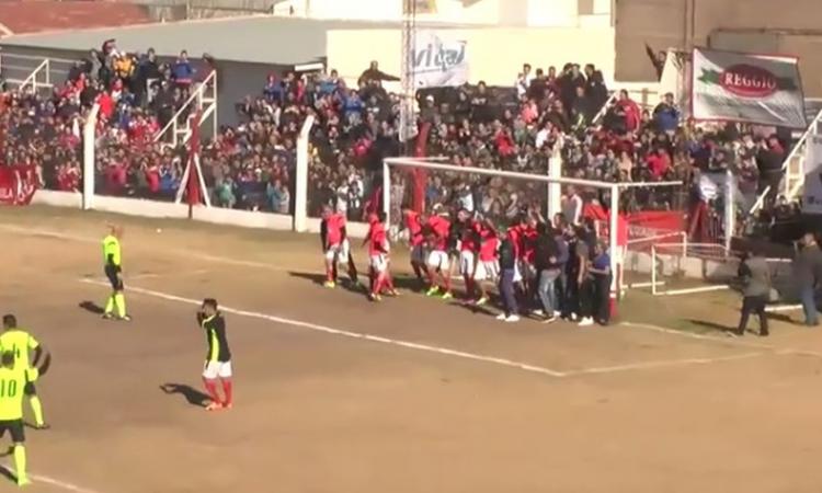 Juve, Dybala è già 'caldo': incredibile punizione con una muraglia umana in porta VIDEO
