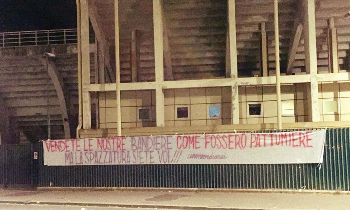 Fiorentina, striscione contro la dirigenza: 'Vendete le nostre bandiere come fossero pattumiere'