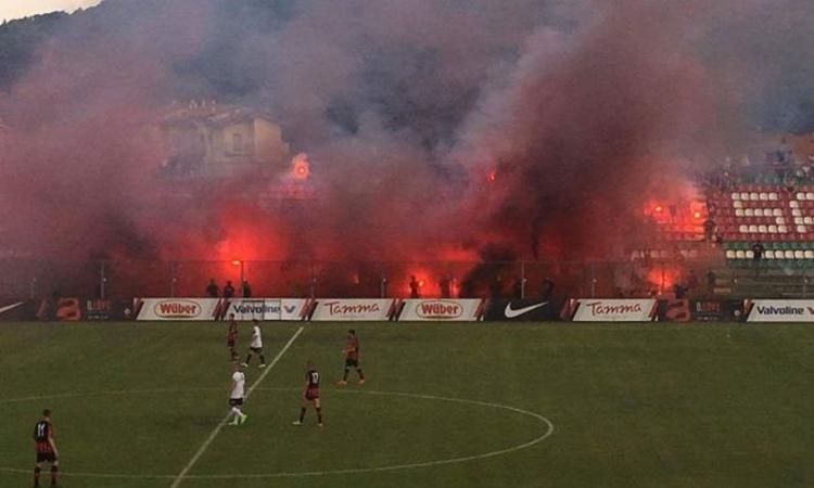 Scontri interni tra tifosi del Foggia e partita sospesa: la vergogna 'd'estate'