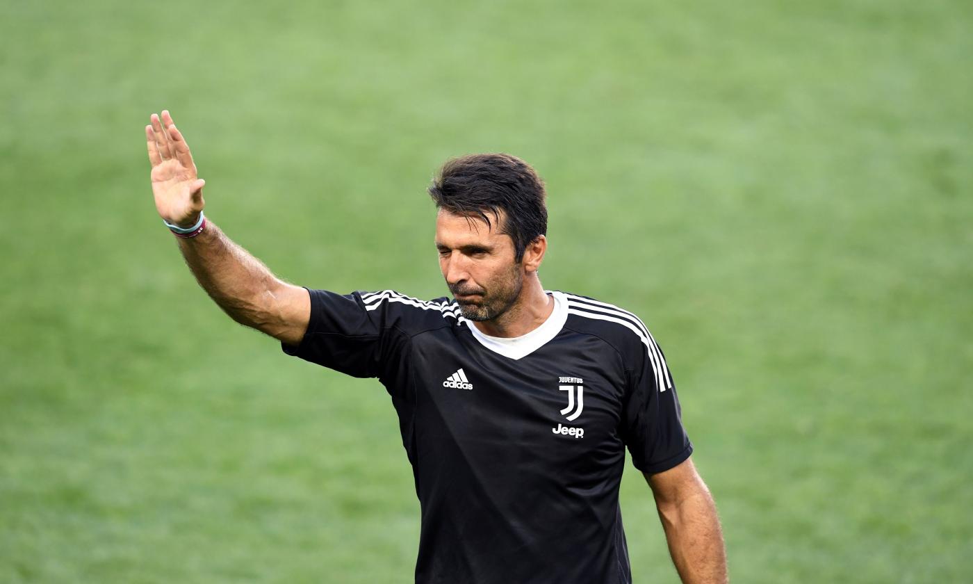 Juve, cori dei tifosi della Lazio per Buffon. Lui corre a ringraziarli VIDEO