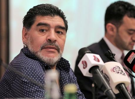 Gimnasia Primo Allenamento Di Maradona Davanti A mila Tifosi Chi Non Salta E Un Inglese Video Estero Calciomercato Com