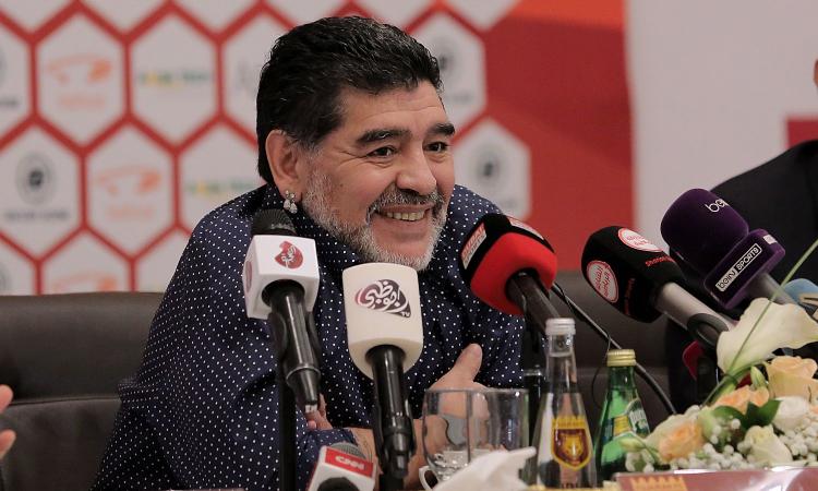 Maradona, è polemica a Napoli per la cittadinanza onoraria: 'Non pagatelo'