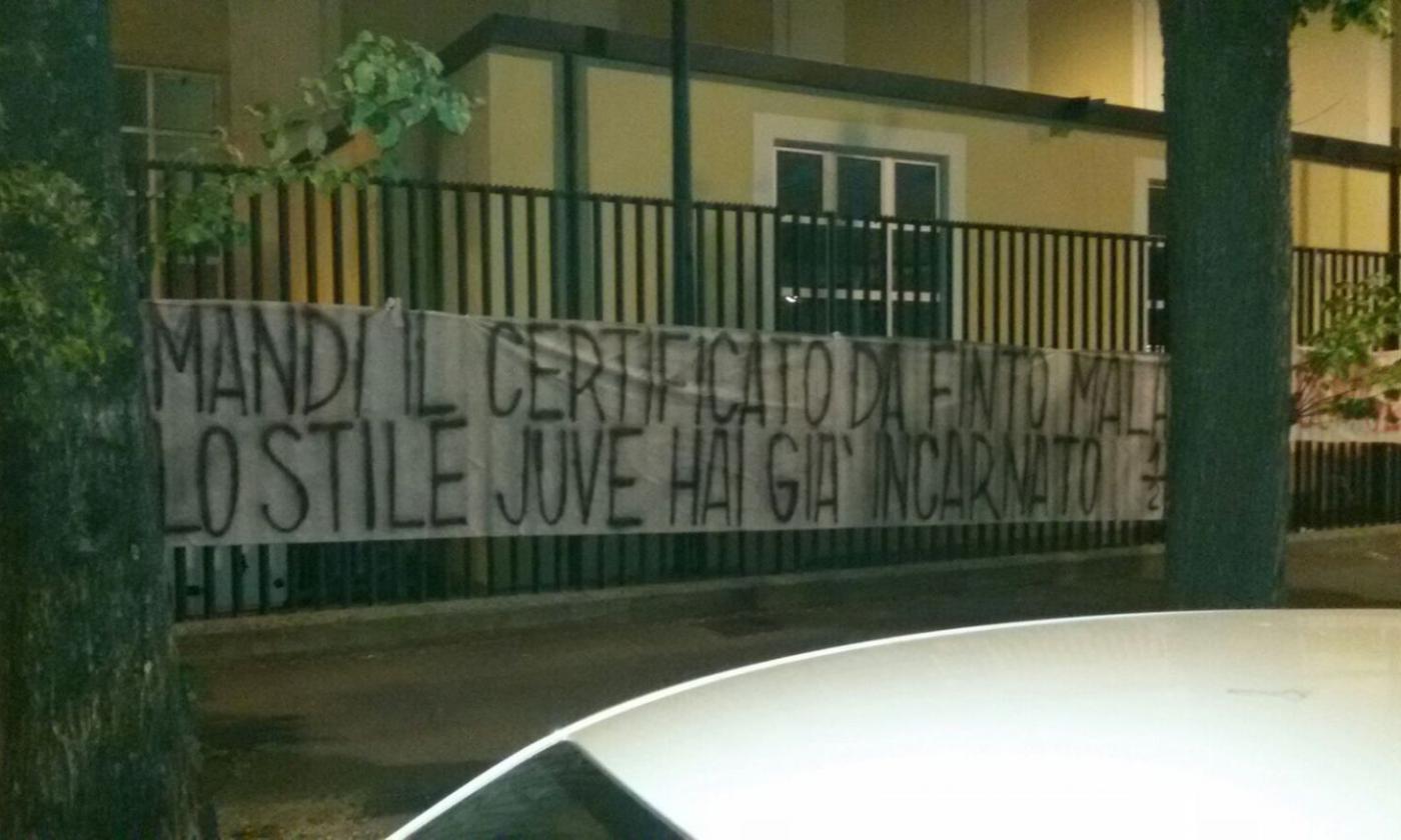 Striscione contro Bernardeschi: 'Finto malato, lo stile Juve hai già incarnato'