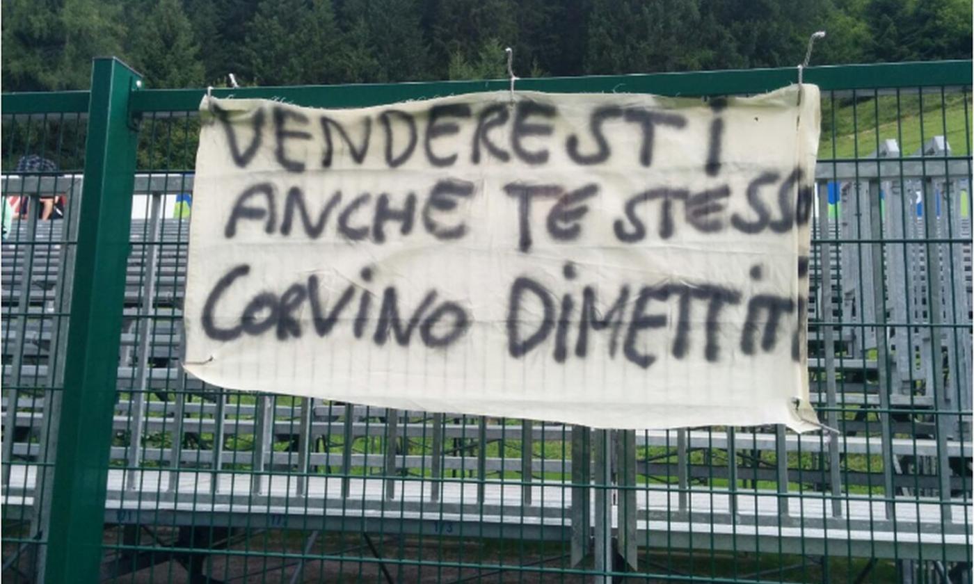 Fiorentina, striscione contro Corvino: 'Venderesti anche te stesso, dimettiti"