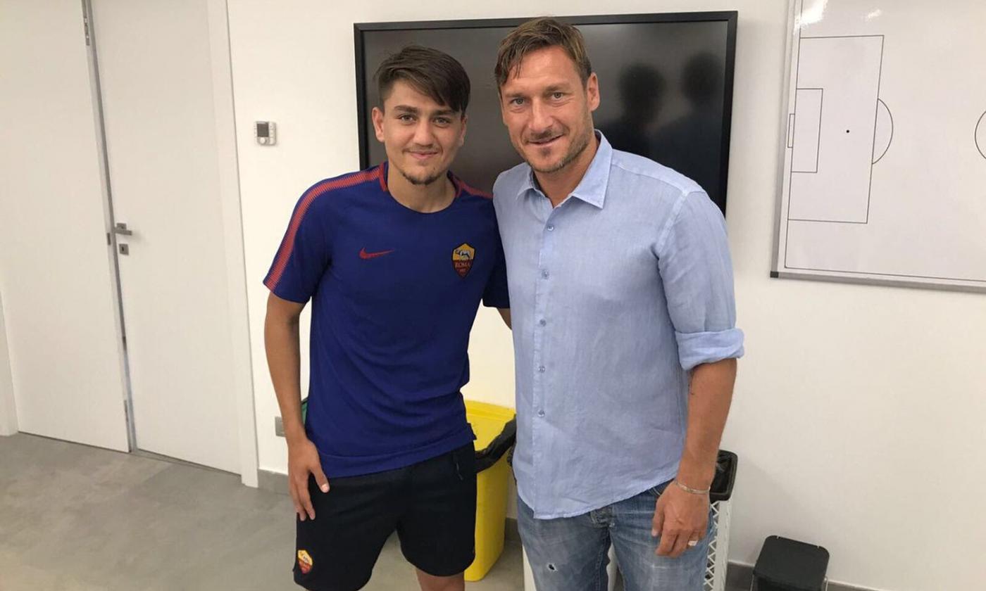 Roma, Cengiz Under posa con Totti: 'Leggenda'