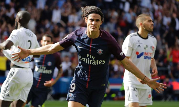 Napoli, i tifosi sognano Cavani per rispondere a Ronaldo: la situazione