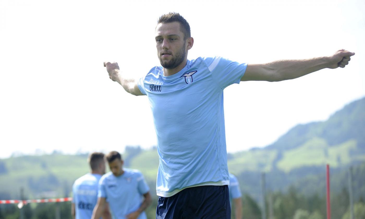 De Vrij’s contract talks stall over release clause amid Juve & Liverpool intererest