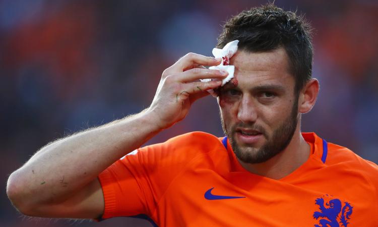 Inter, De Vrij con l'occhio nero scherza col ct Van Gaal VIDEO