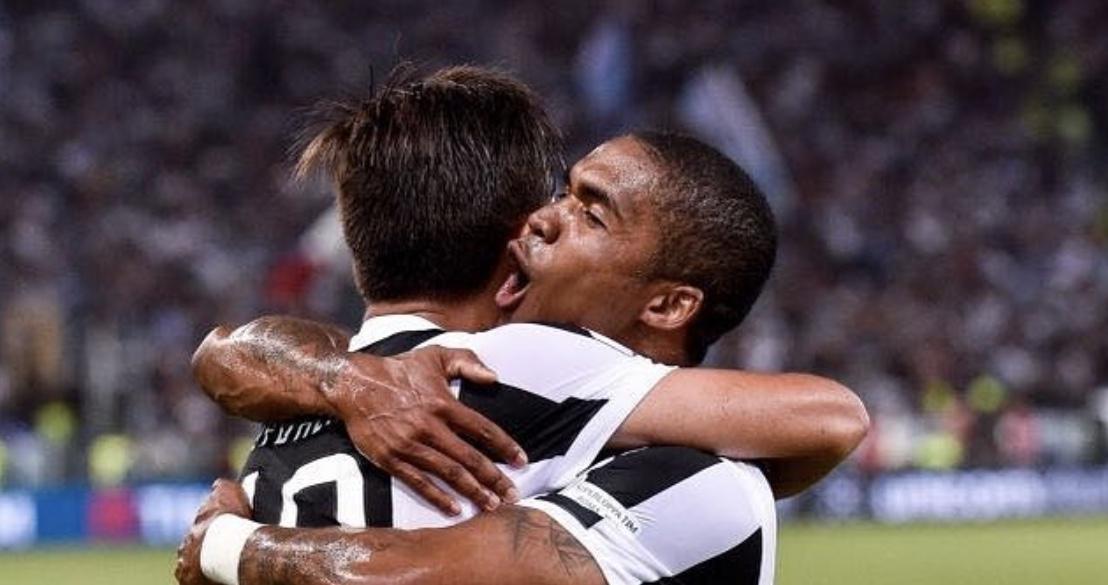 Juve, Dybala e Douglas Cosa fanno i giocolieri nel riscaldamento VIDEO