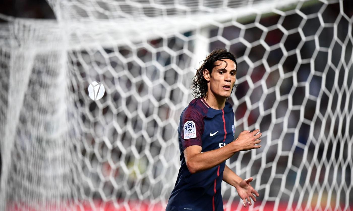 PSG, Cavani palleggia con un uomo senza braccia e gambe: 'La forza di volontà'