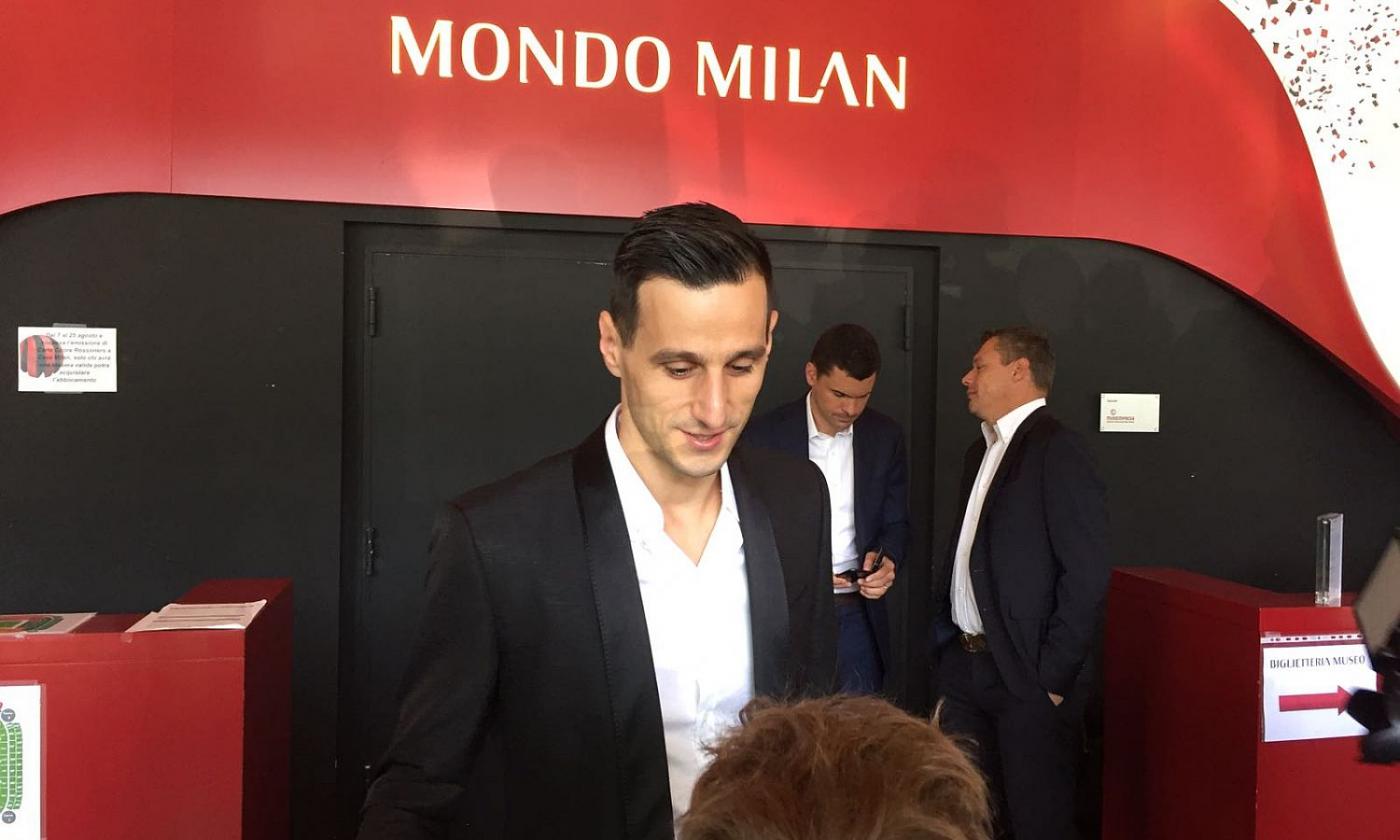 Kalinic a Casa Milan per firmare, ha preso la numero 7. Le prime parole: 'Volevo solo il Milan' FOTO e VIDEO