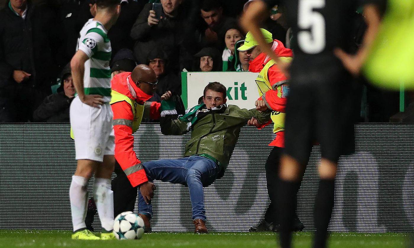 Celtic, un ultras invade il campo e attacca Mbappè: la Uefa apre un'inchiesta