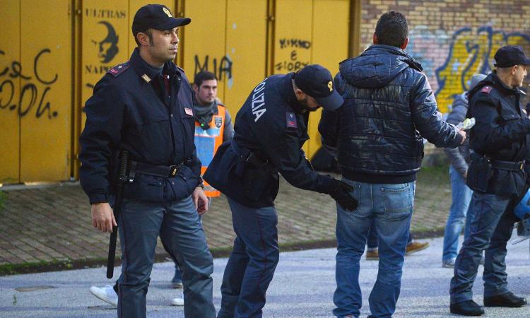 Serie d, scontri tra varese e como: polizia in campo e partita ... Polizia como