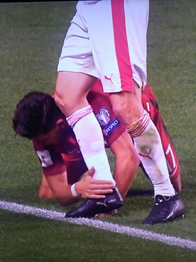 Milan-Juve, Lichtsteiner kneed André Silva on the head