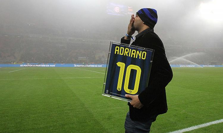 Ex Inter e Roma: Adriano sorretto in stato confusionale in Brasile VIDEO