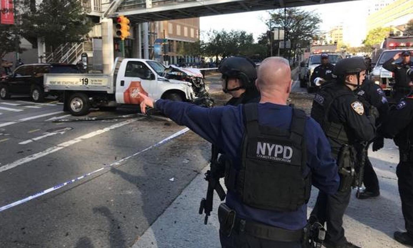 Attentato a New York: veicolo piomba su pista ciclabile, otto morti. Testimoni 'Ha urlato Allah Akbar'