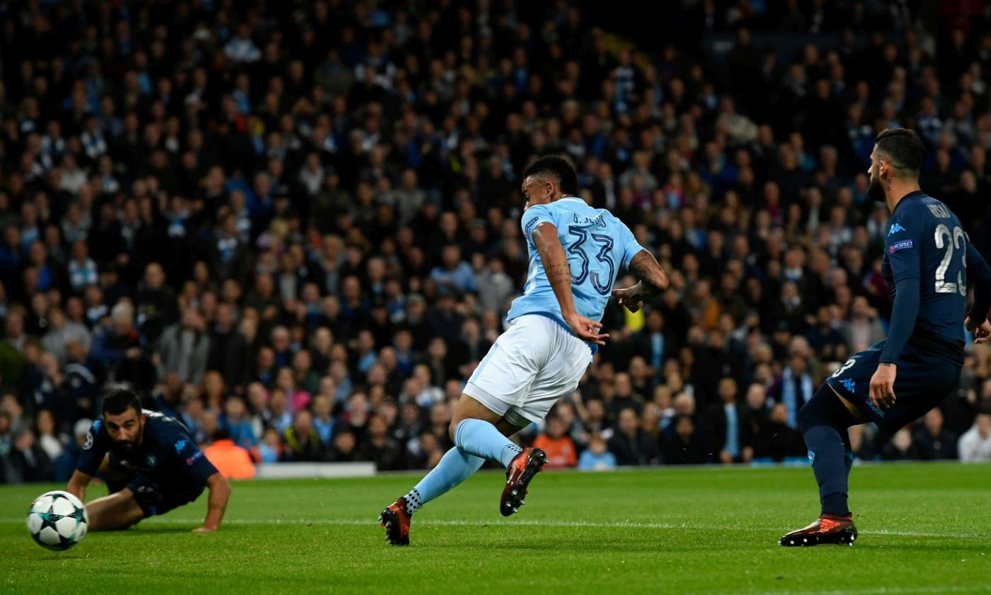 Il Napoli gioca solo un tempo e spreca un rigore: il Manchester City vince 2-1