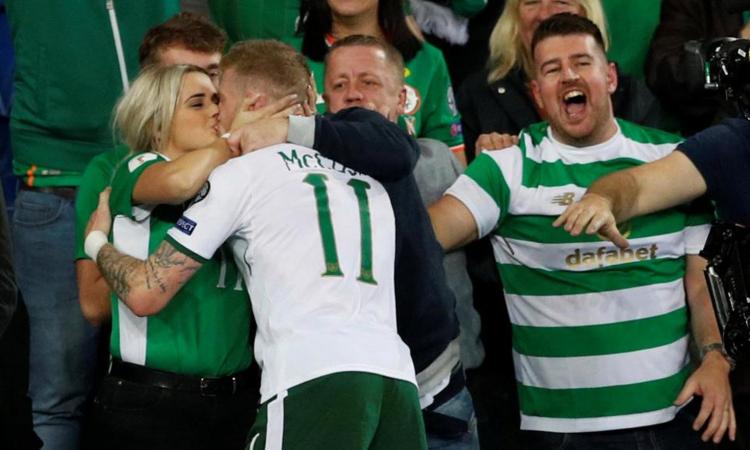 Irlanda, McClean festeggia il playoff Mondiale con un bacio FOTO
