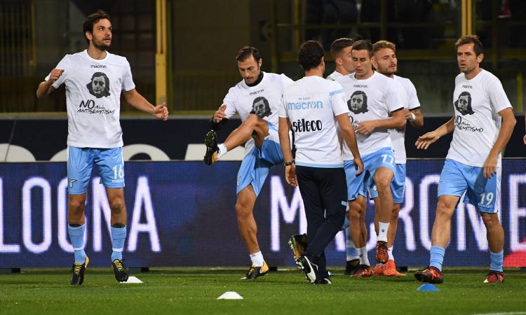 'Siamo tutti Anna Frank': foto a Bologna, Lazio con maglia speciale. Coro fascista da tifosi biancocelesti