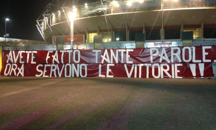 Torino, la protesta dei tifosi prima della partita con il Cagliari: 'Fuori le palle'