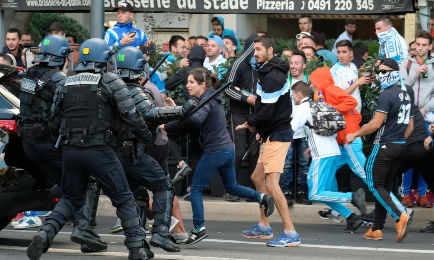 Arriva il PSG, Marsiglia diventa un campo di battaglia: scontri tra tifosi e polizia FOTO