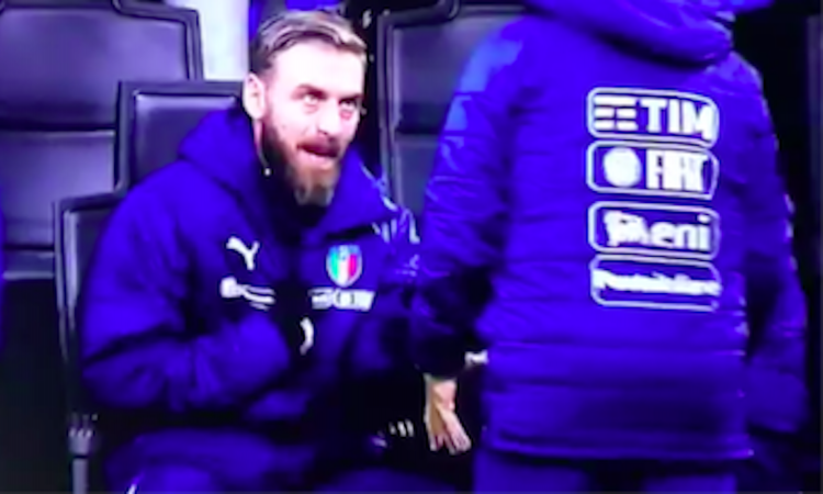 Italia, De Rossi furioso in panchina: 'Che c.... entro io?' . E indica Insigne…