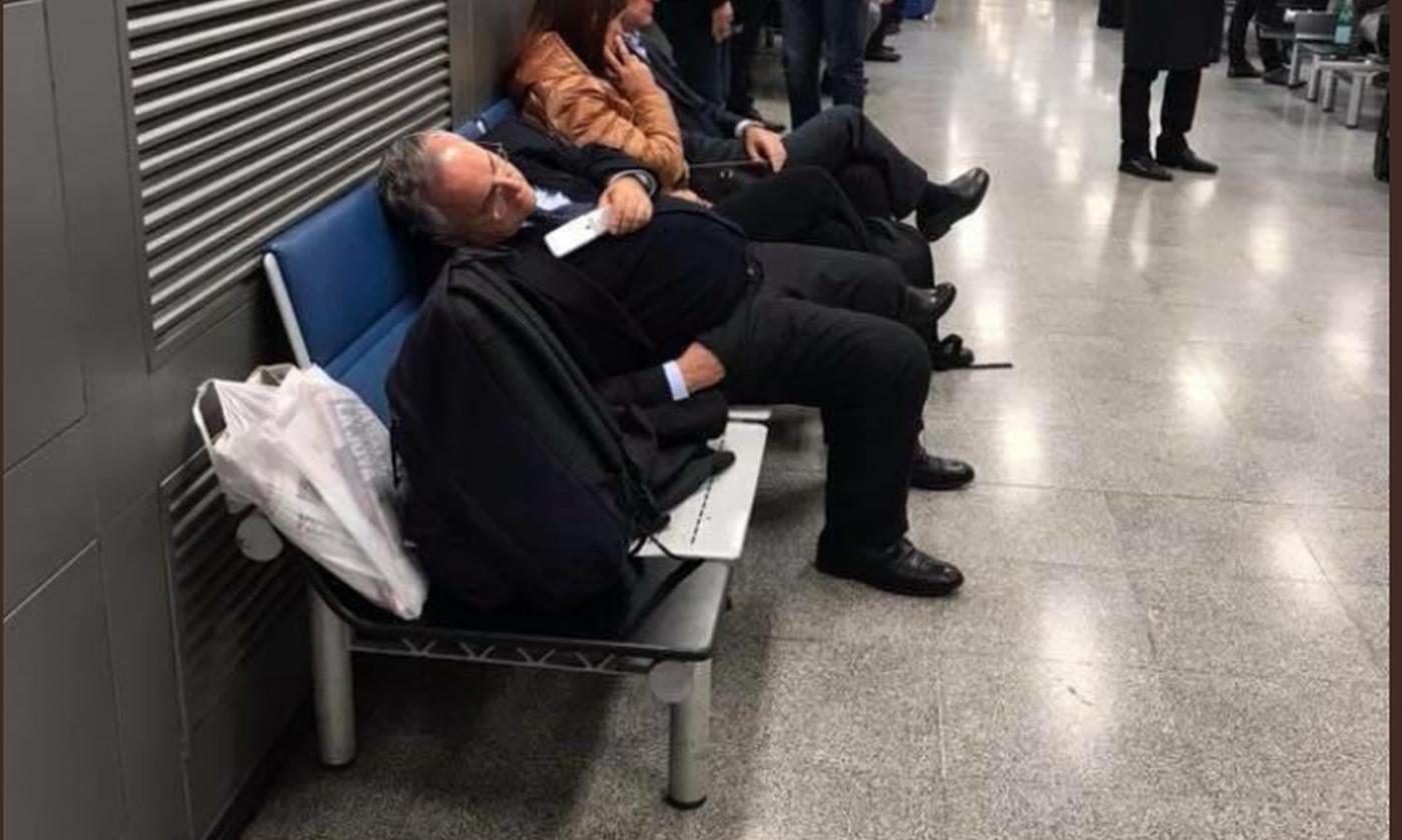 Distrutto da Lazio, Lega e polemiche: Lotito crolla a Linate FOTO