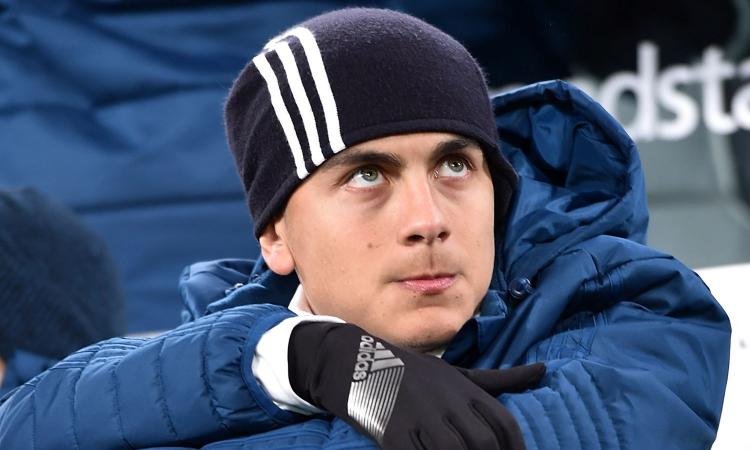Juve, cosa c'è dietro le panchine di Dybala