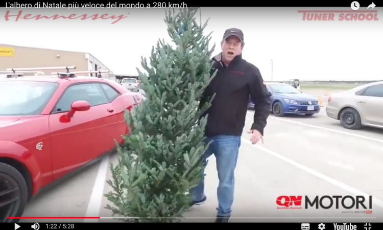 PIT STOP: l'albero di Natale più veloce del mondo viaggia a 280 km/h VIDEO