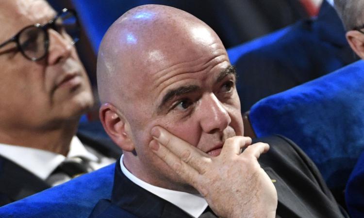 La Fifa e il report sull'odio social verso i giocatori, Infantino: 'Discriminazioni intollerabili, dobbiamo proteggere i calciatori'