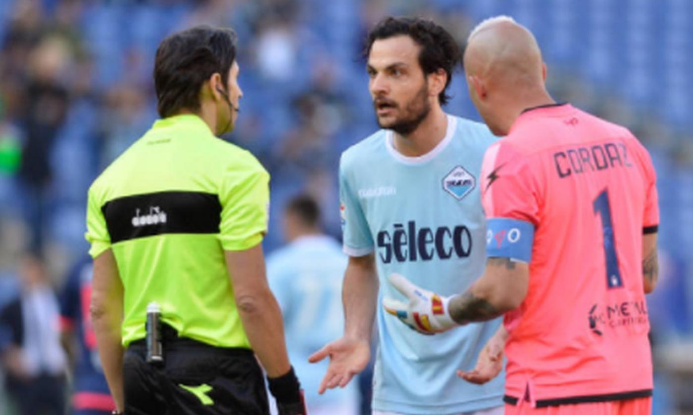 Lazio-Crotone, gli arbitri rifiutano il gagliardetto da Parolo: le polemiche...