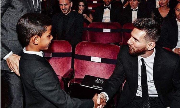 Cristiano jr 'tradisce' papà CR7: 'Grazie Messi, il mio idolo!' FOTO