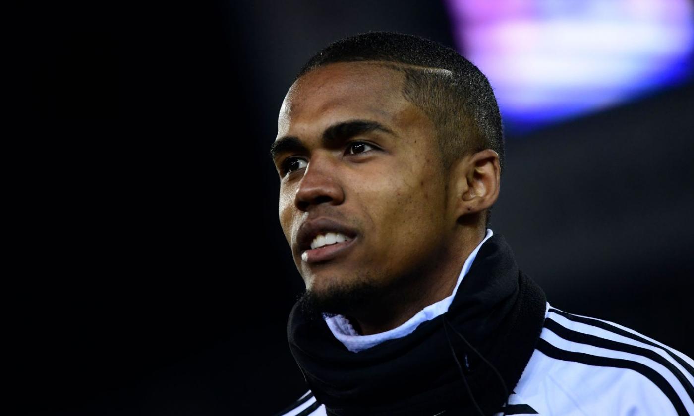 Watch Douglas Costa Gives A Live Haircut Show Ahead Of Lazio Juve