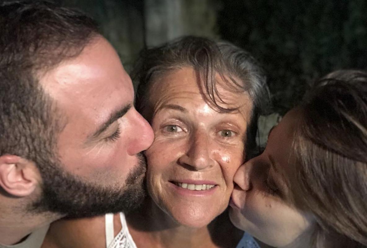 Juve, Higuain e la FOTO con le sue donne: la citazione...