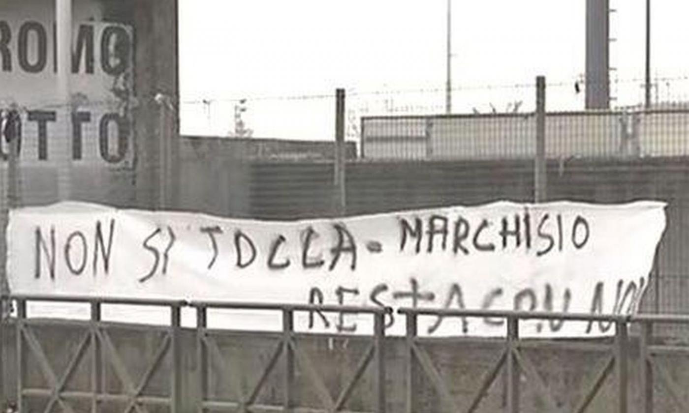 Juve, striscione dei tifosi fuori Vinovo: 'Marchisio non si tocca. Resta con noi'