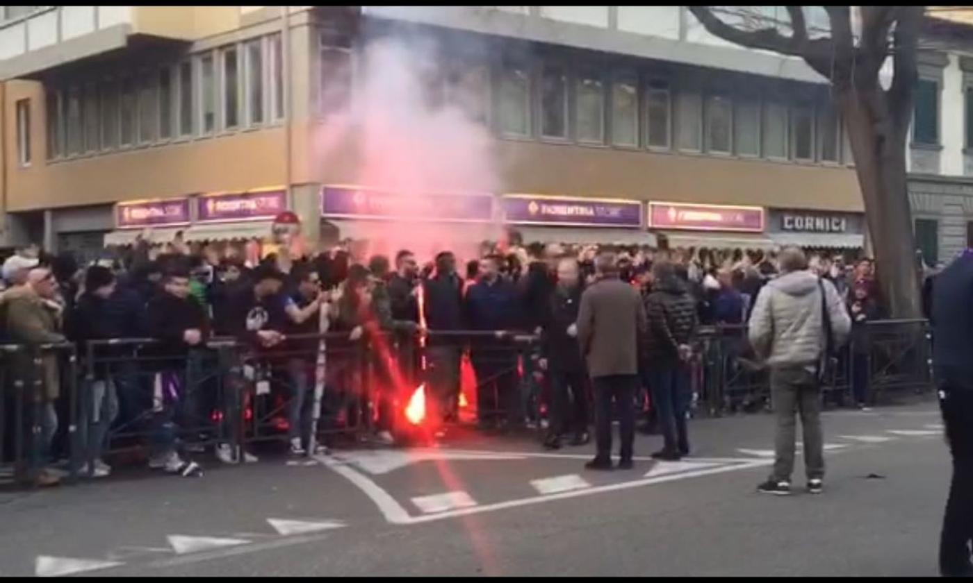 Fiorentina, i tifosi accolgono trionfalmente la squadra: i giocatori cantano con loro per Astori VIDEO