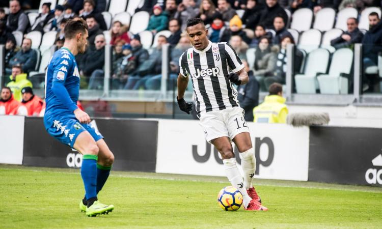 Juventus, resta in bilico il futuro di Alex Sandro: in pole position c'è il PSG