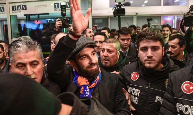 Arda Turan nel caos: ci prova con la moglie di un cantante turco e finisce in rissa spaccandogli il naso
