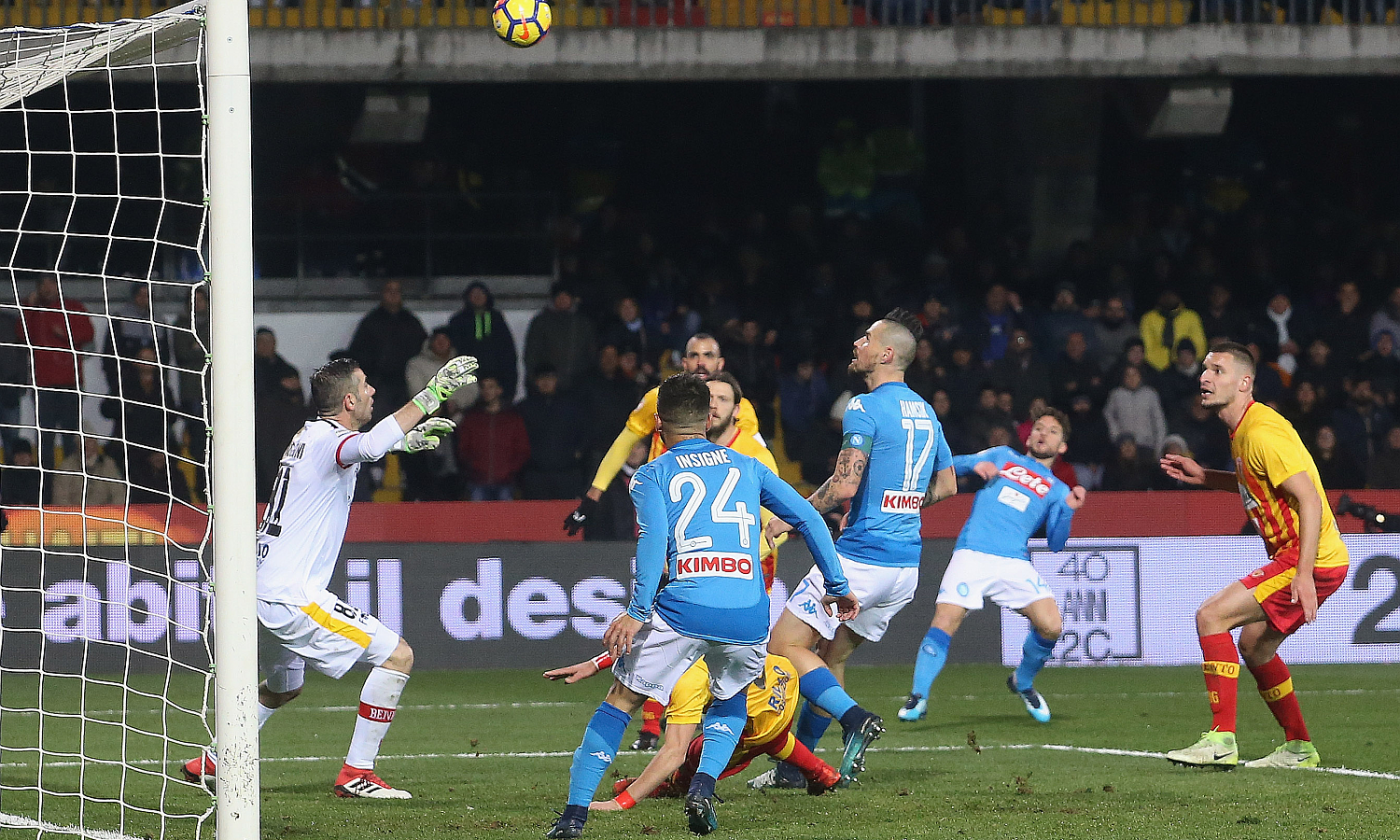 Il Napoli risponde alla Juve: 2-0 a Benevento, ma si fa male Mertens