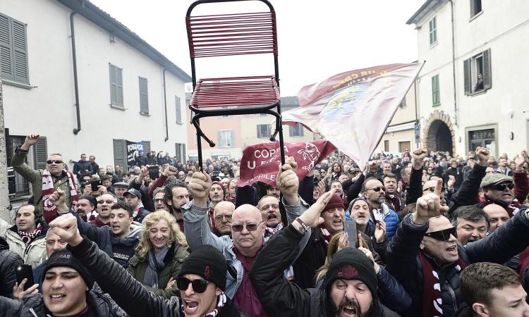Il funerale di Mondonico: il saluto con la sedia alzata, le note di 'Io vagabondo'