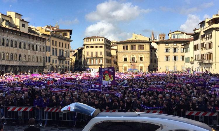 Astori, i funerali a Firenze. 10000 tifosi in piazza, terminata la cerimonia. Cori e applausi all'uscita della bara VIDEO