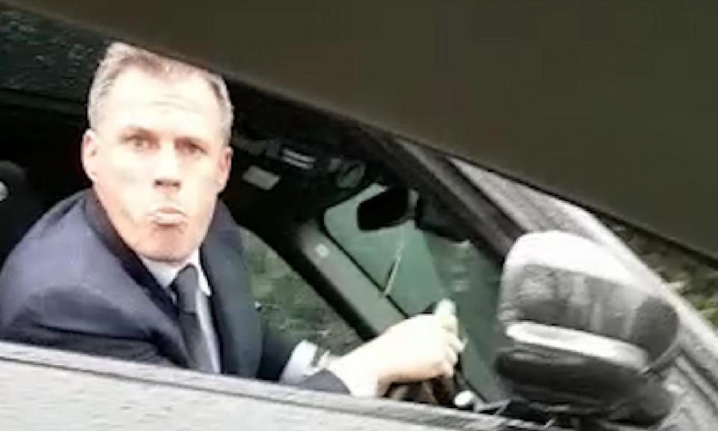 Ex Liverpool Carragher perde la testa: sputa a una 14enne tifosa del Man United, Sky lo licenzia VIDEO